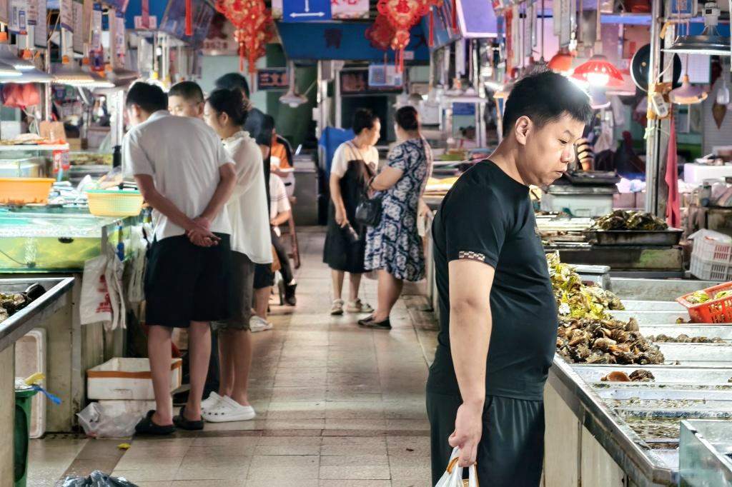 螃蟹热销正当时，公蟹肥美母蟹还得等一等