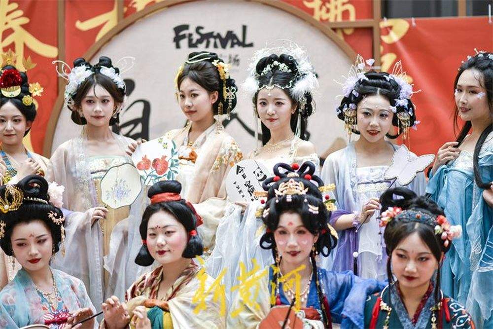 端午汉服巡游 感受国潮之美