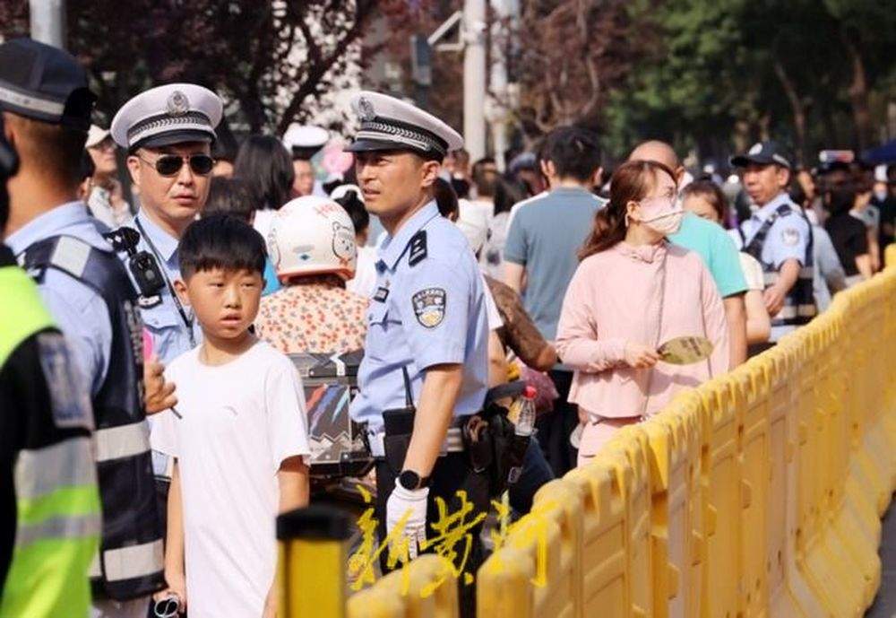 高考首日 省实验考点设临时泊位缓解千辆停车缺口