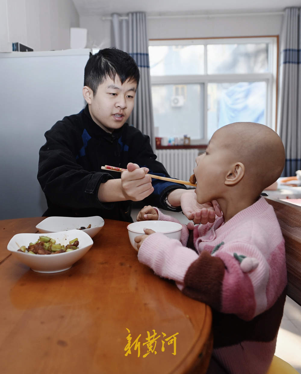 看着视频一点点学做饭，16岁哥哥带6岁妹妹在济抗癌