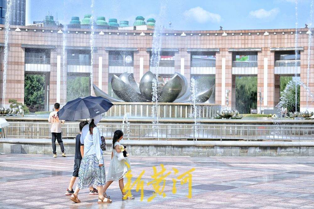 泉城广场音乐喷泉旁消夏纳凉好惬意