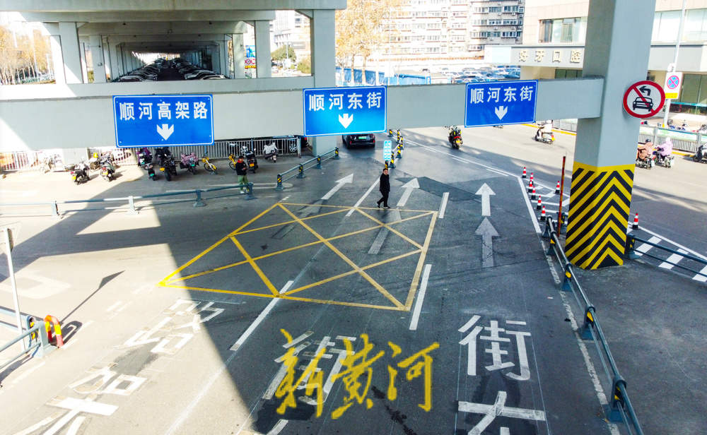 济南顺河高架上桥匝道口交通有变 部分车道车辆禁止上桥