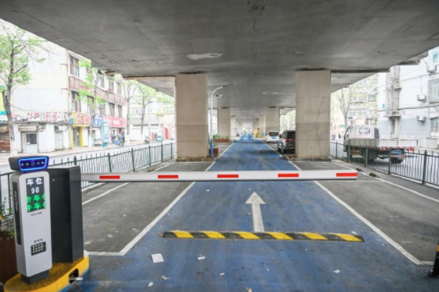 纬六路高架桥下新增停车场