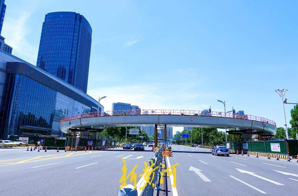 济南工业南路新建人行天桥如弯月  兼顾“好用”与“好看”