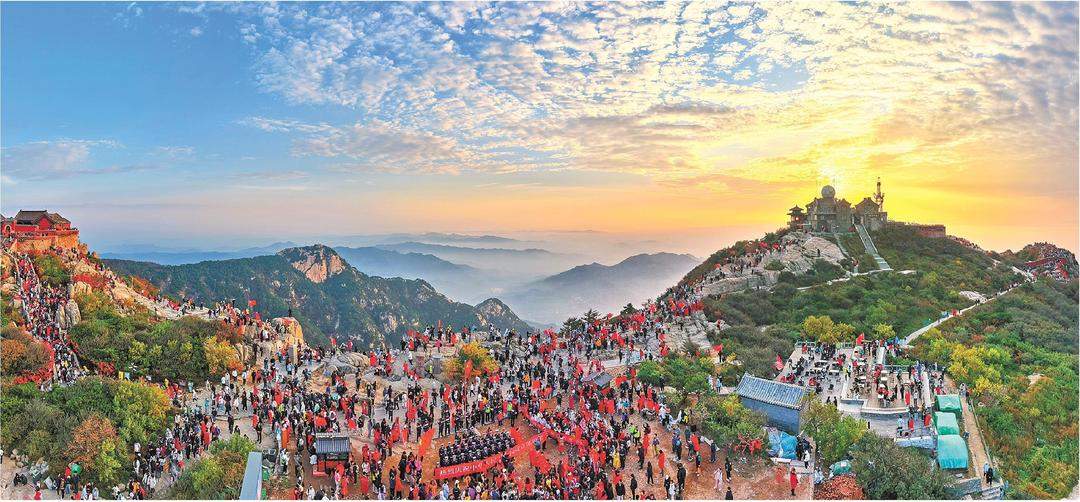 超万名游客齐聚泰山之巅庆国庆,万面国旗“映山红”