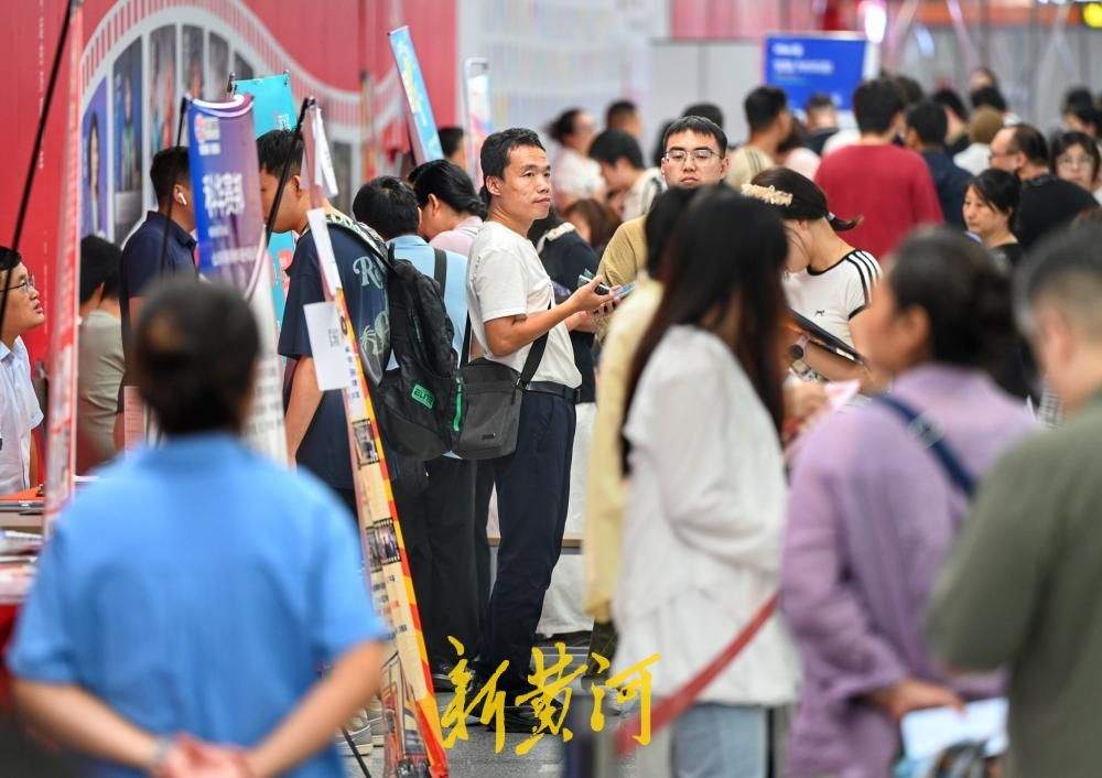 “泉城夜聘”济南首场地铁招聘夜市举行