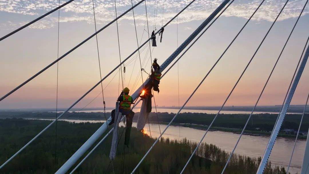 项目强省会｜桥上来了“蜘蛛人” 奏响济南黄河公路大桥奋进曲