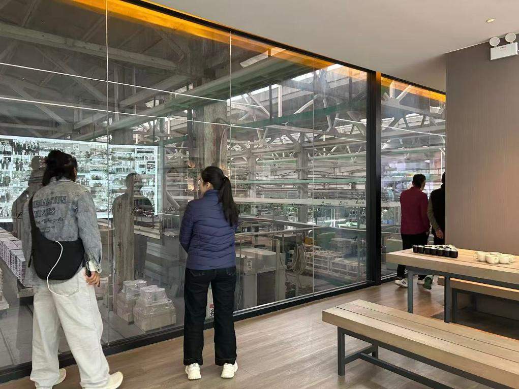 从“闭门生产”到“开门迎客” “工厂游”持续升温