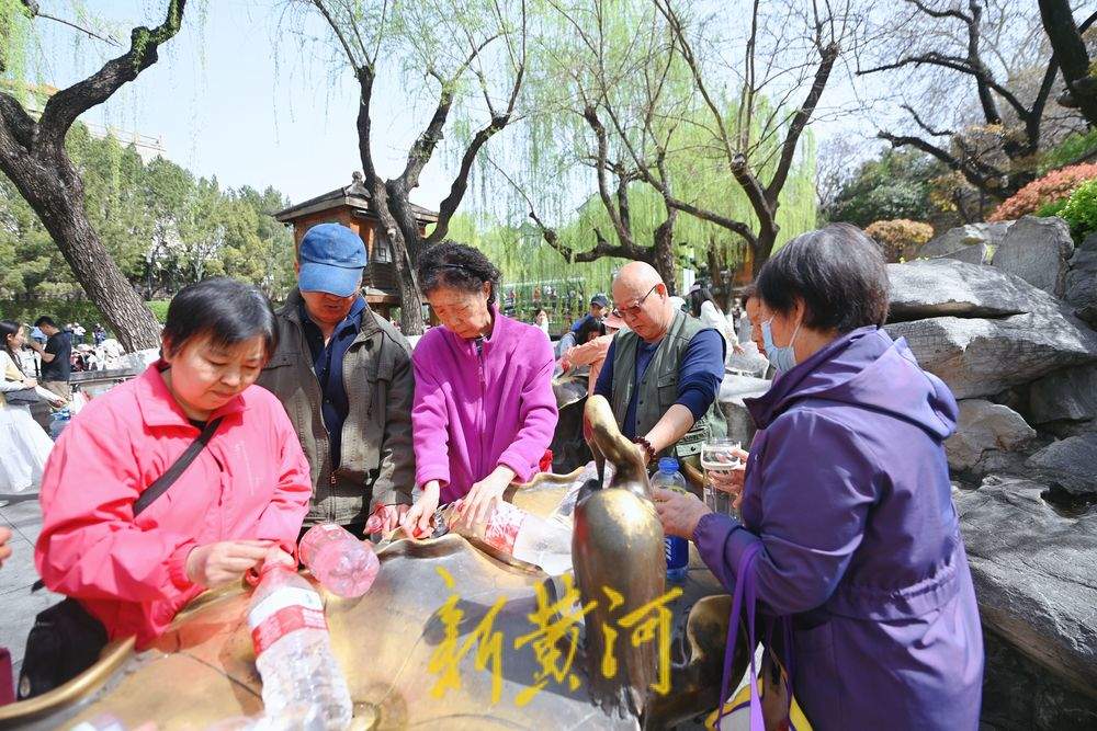 赏春新体验 护城河畔泉水直饮点市民游客络绎不绝