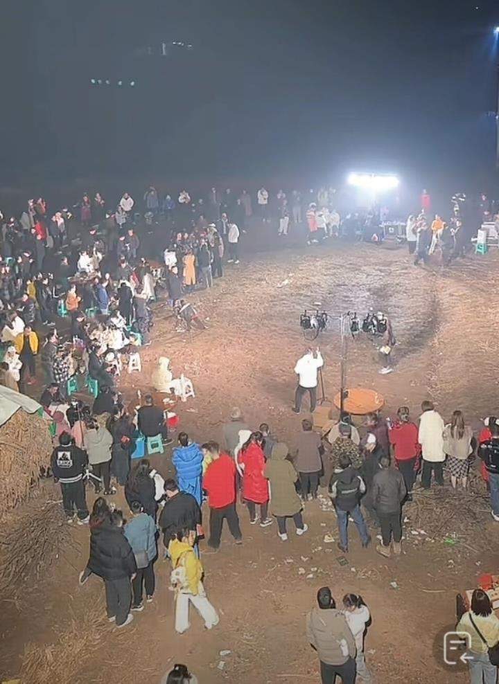 重庆一女子不会杀猪网上求助，上千网友驱车来帮忙，10万人在线围观！村干部：宰了5头猪吃流水席