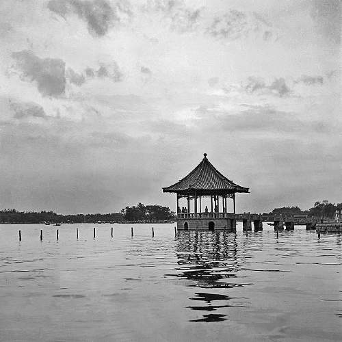 满城清泉桥上观