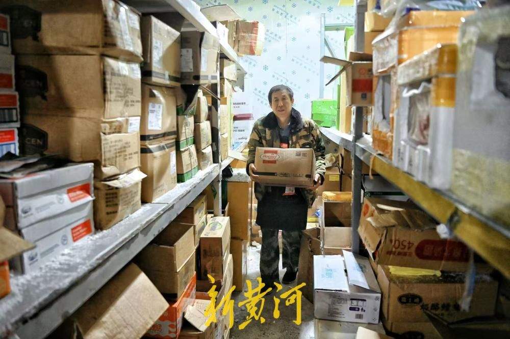 温差近60℃！济南冷库工人凿冰除霜，每日短袖棉大衣来回切换