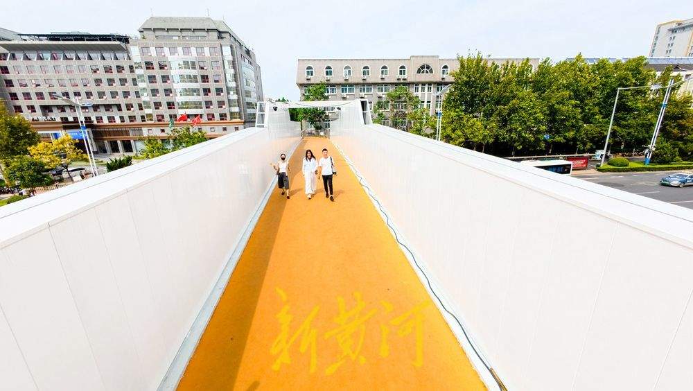 经十路过街天桥换新装 扶梯直梯已安装待启用