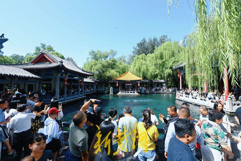 趵突泉水位突破29米，“月牙飞瀑”欢畅喷涌