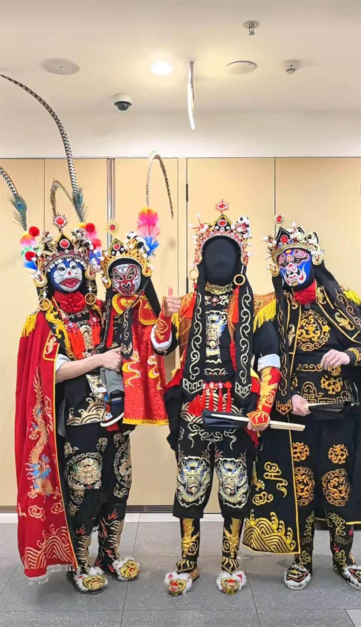 “20后非遗传承人”硬控海底捞顾客，内蒙古宝妈将送2岁孩子去成都学川剧变脸