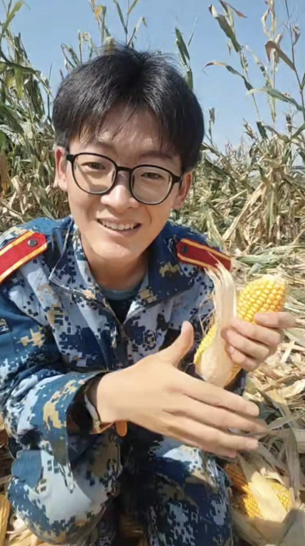 从田埂到热搜!青岛农大学生孟成国庆帮父母掰玉米,“多弯次腰,爸妈少受苦”