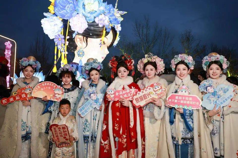 湖畔雨荷，文旅潮起