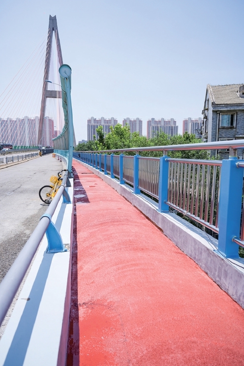 纬六路高架桥人行道铺设新防滑层