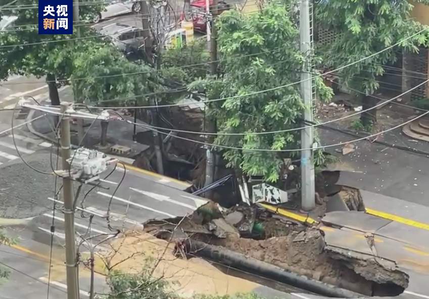 沈阳市铁西区一路面发生塌陷 现场正在处置