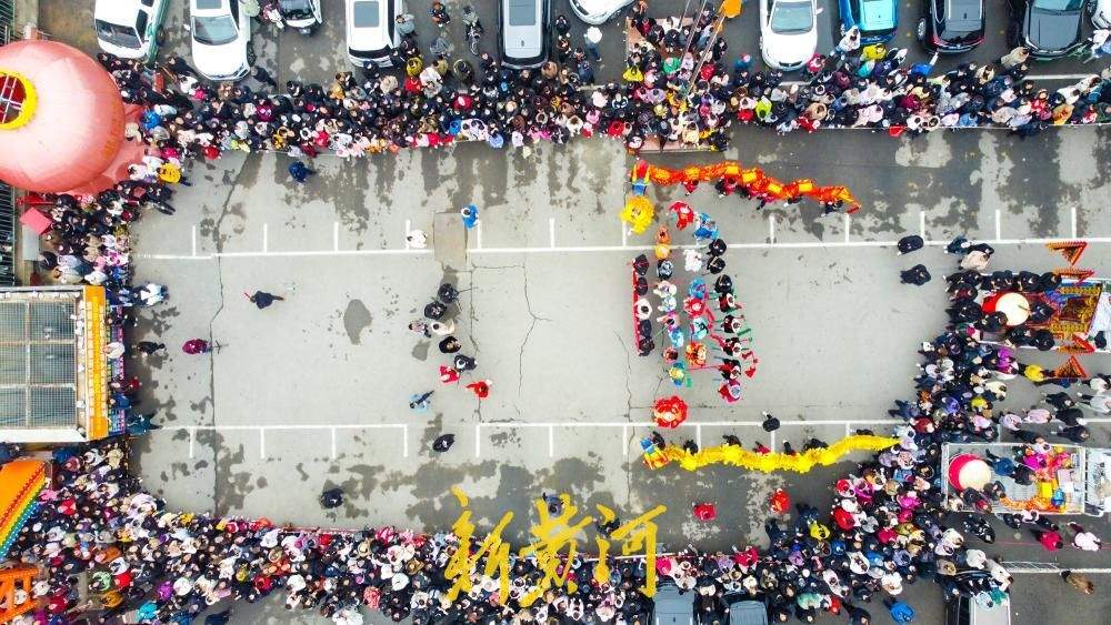 传统民俗踩高跷人气旺 走街串巷燃爆泉城街头