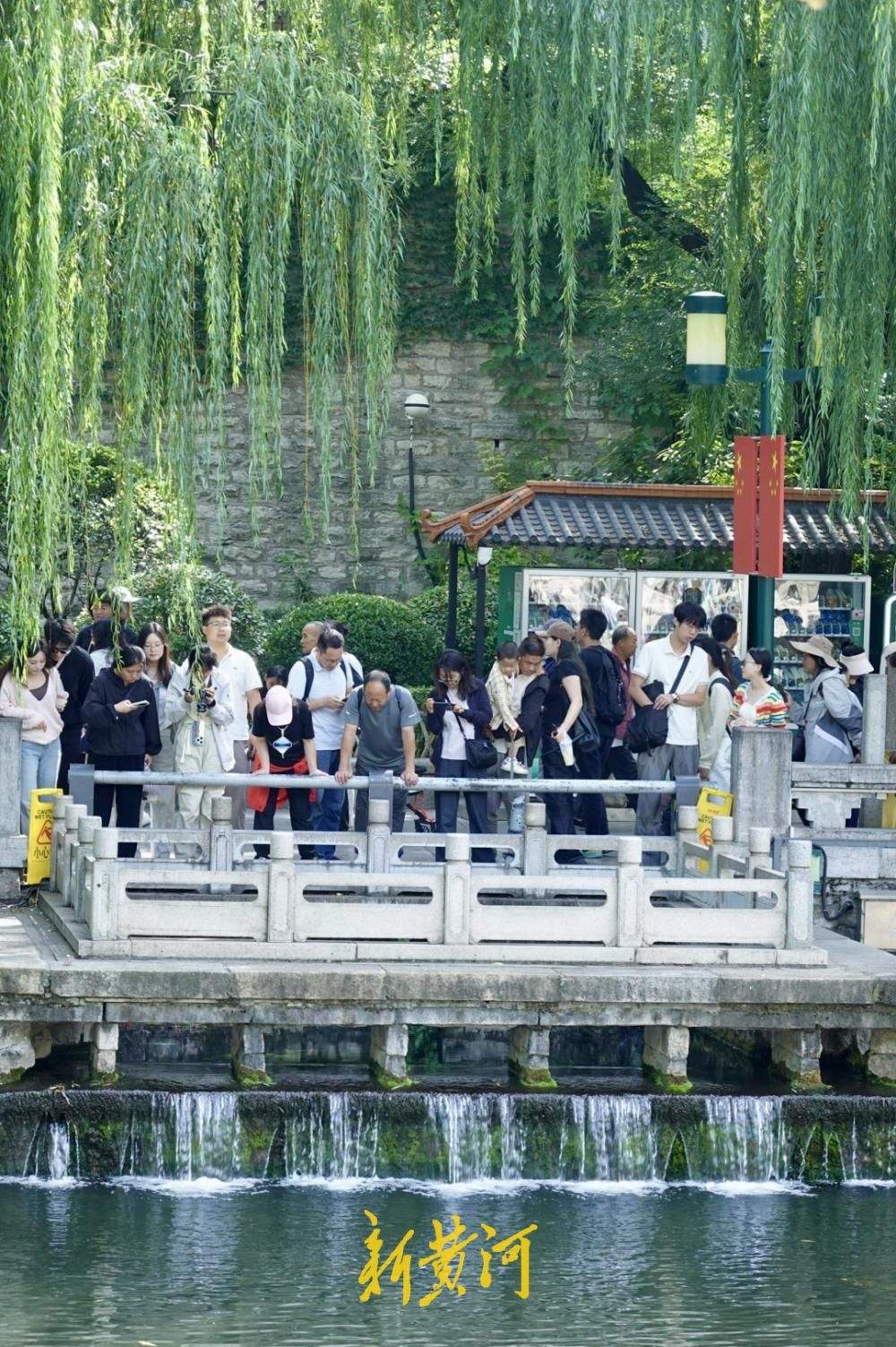 泉城迎金秋旅游高峰，黑虎泉畔游客扎堆赏泉品泉