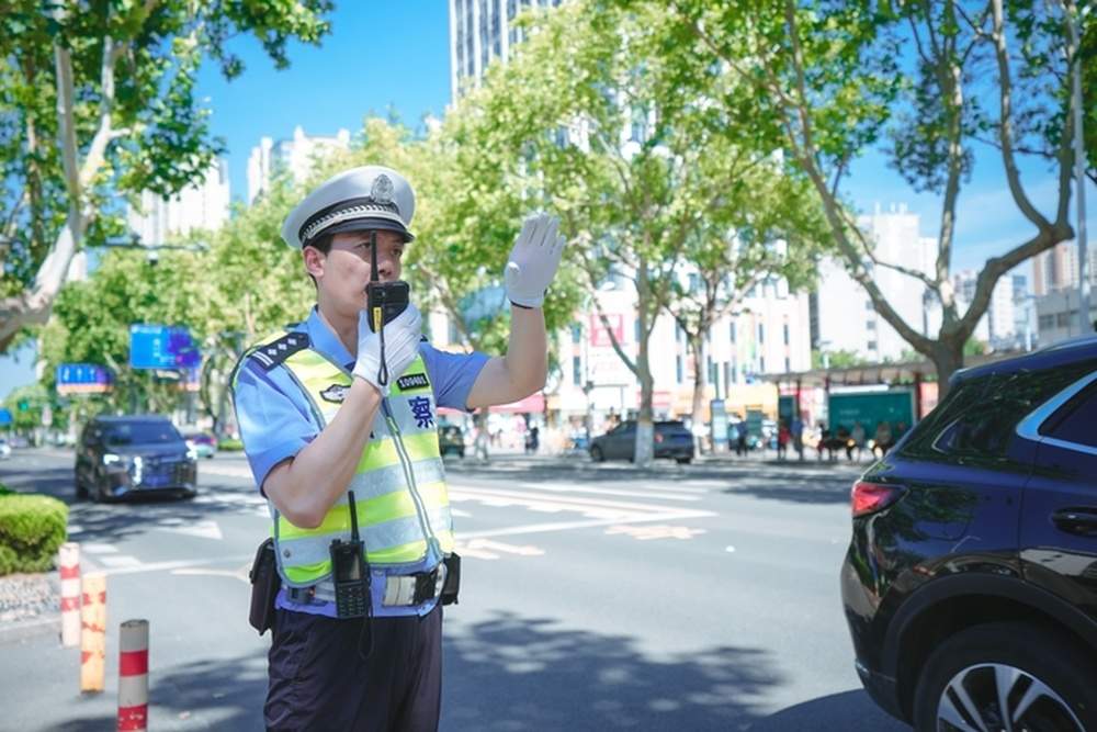 直击济南高考现场：教师爱心送考，多部门设“静音”护考