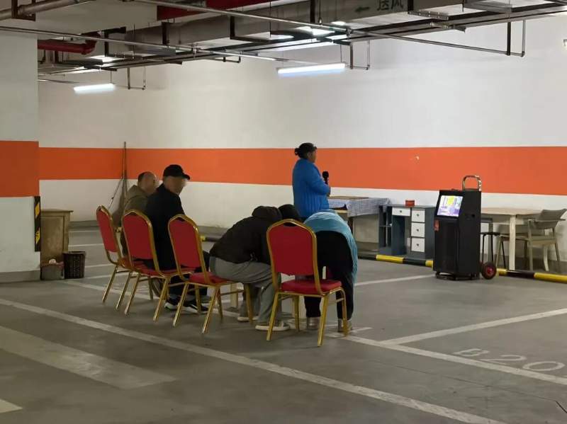 天气转冷 大爷大妈“转战”小区地下车库