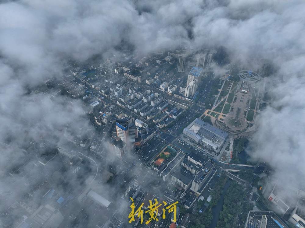 秋日泉城现平流雾景观，云雾缭绕美如画