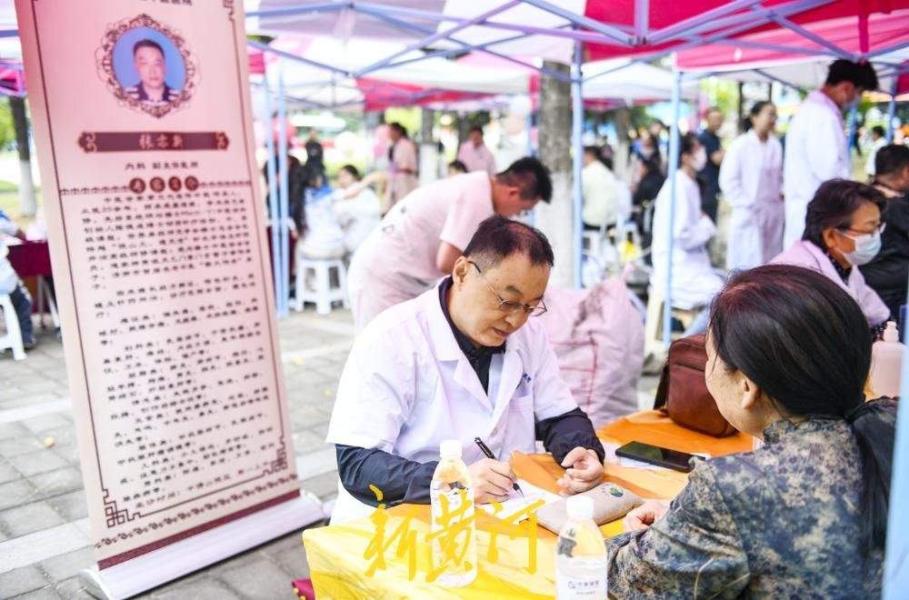 新生报到现场把脉义诊，大学迎新开启中医药文化体验