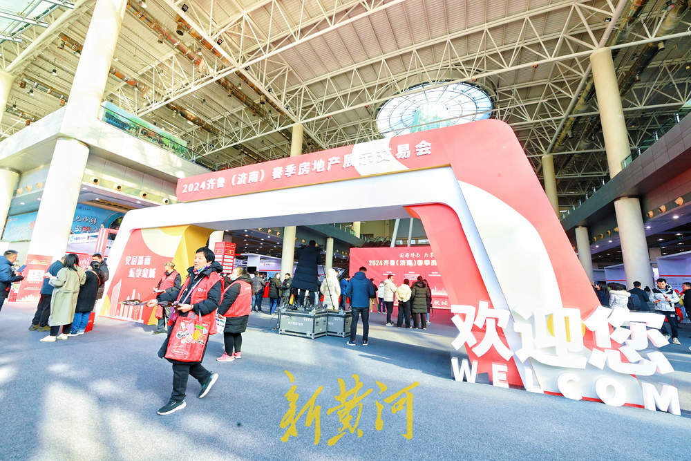 济南春季房展会今日开幕，有市民早上9点就携家带口来看房