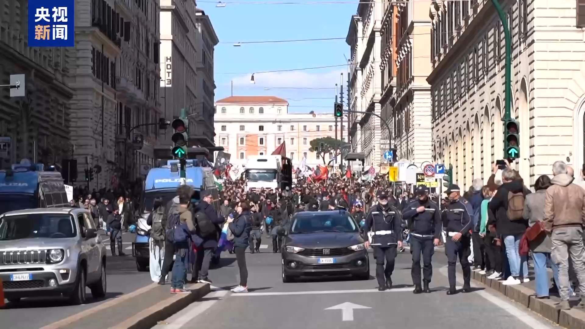 意大利首都罗马爆发大规模反战示威游行