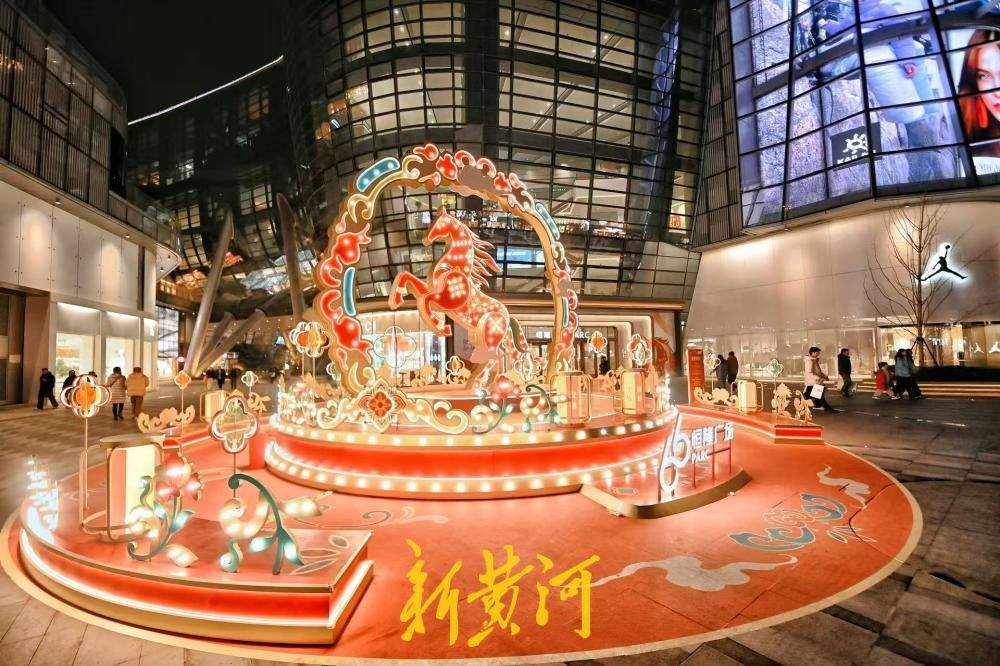 生肖马雕像点亮泉城路夜色