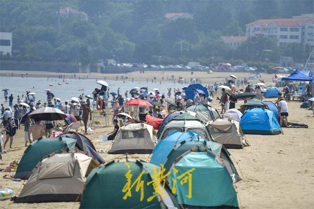 高温高湿天气下，海水浴场迎来避暑高峰
