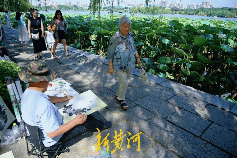 大明湖畔现场画荷，把荷塘画进画里