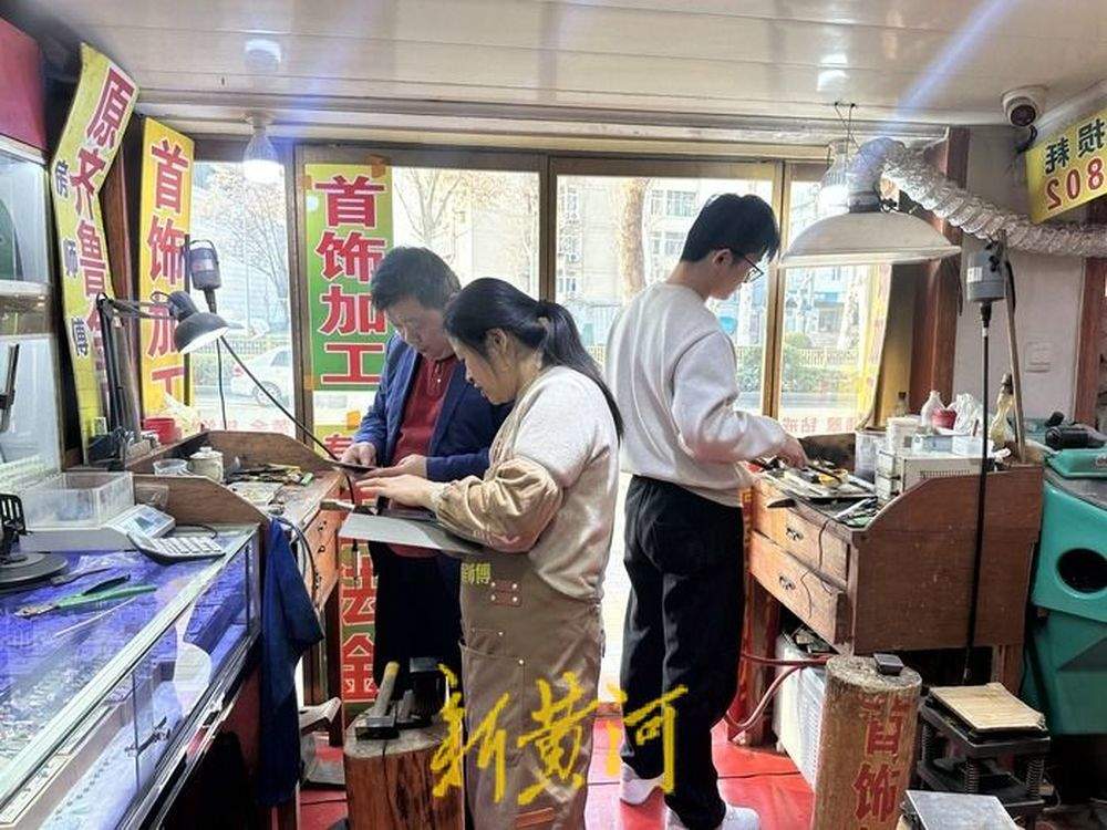 年关将近年轻人挤进打金店，一克金加工费平均比专卖店便宜100多元
