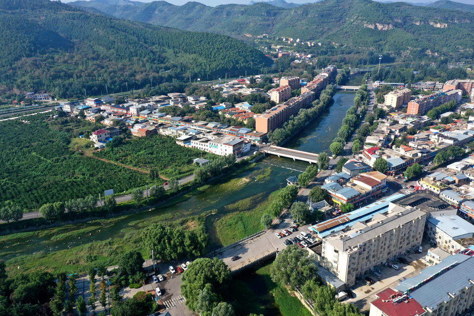 济南南山古镇旧貌换新颜，山水环绕成游客打卡点