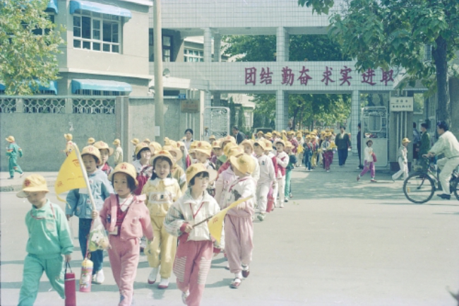 济南肖像丨一顶小黄帽 重启快乐童年