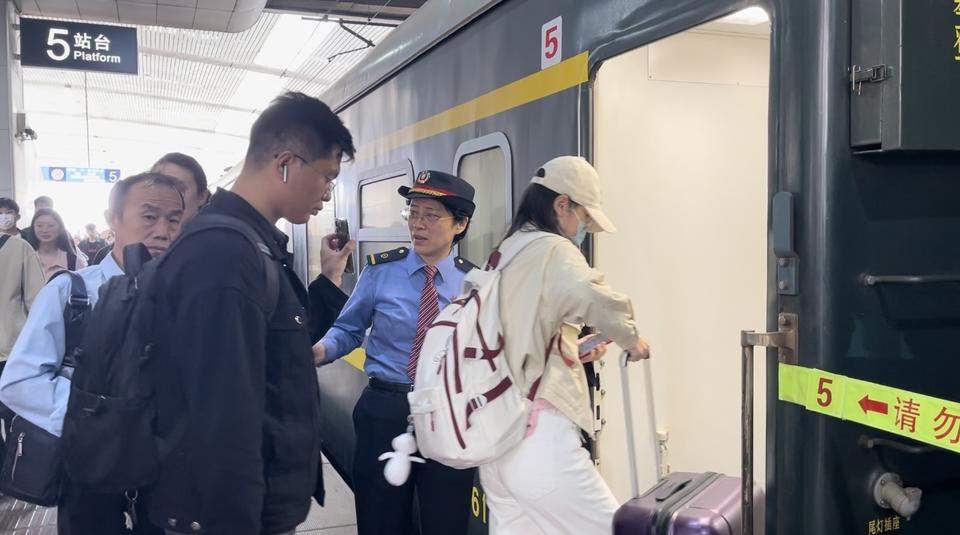 从绿皮车到“绿巨人”：无论时光如何变换，总是向着家的方向