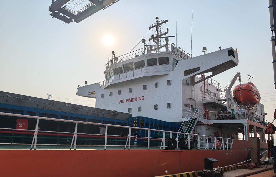 全球首艘万吨级近海新能源散货船“魏桥绿动1”轮成功首航