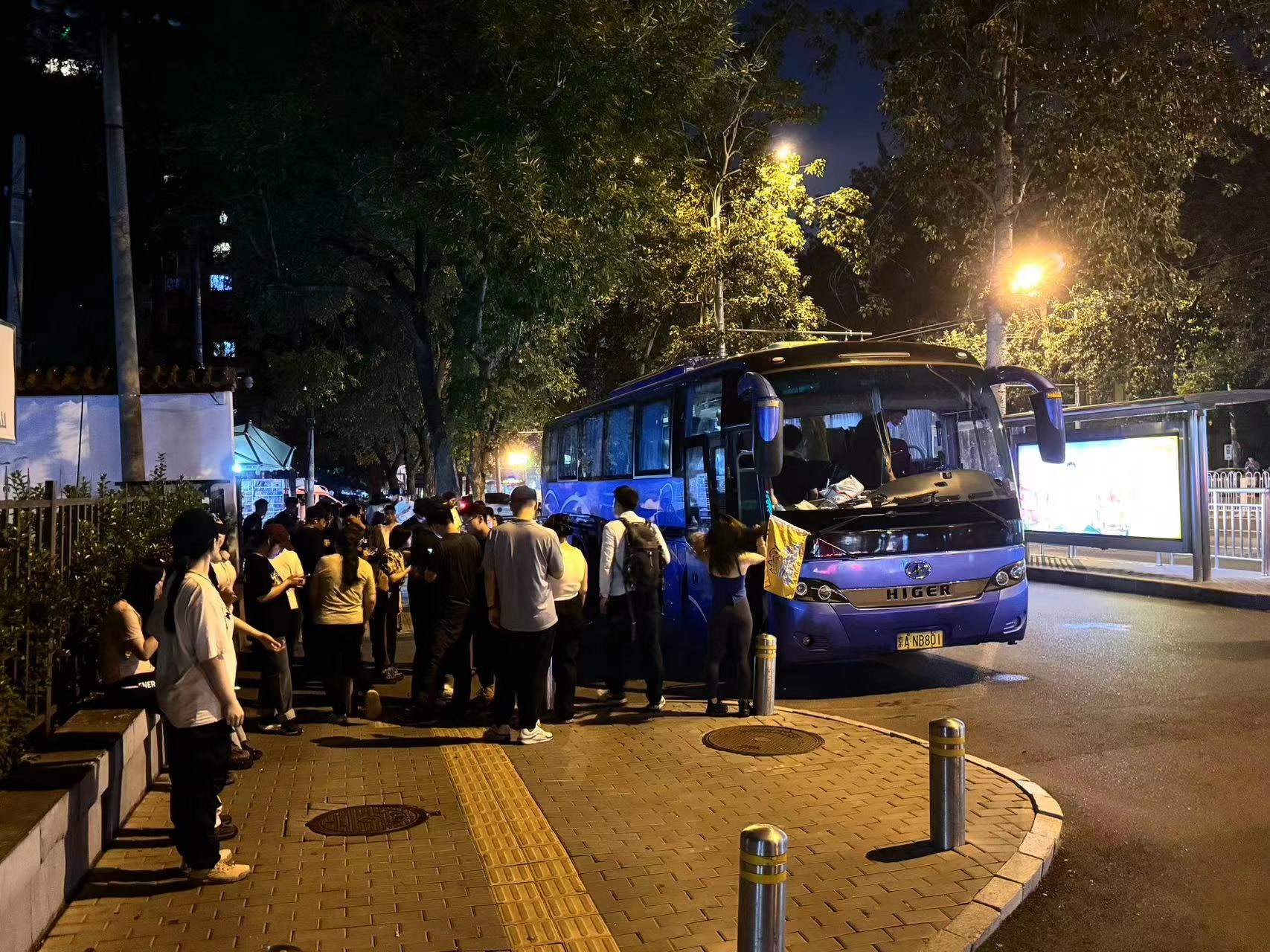 夜爬灵山,封闭景区竟成网红打卡地?记者调查