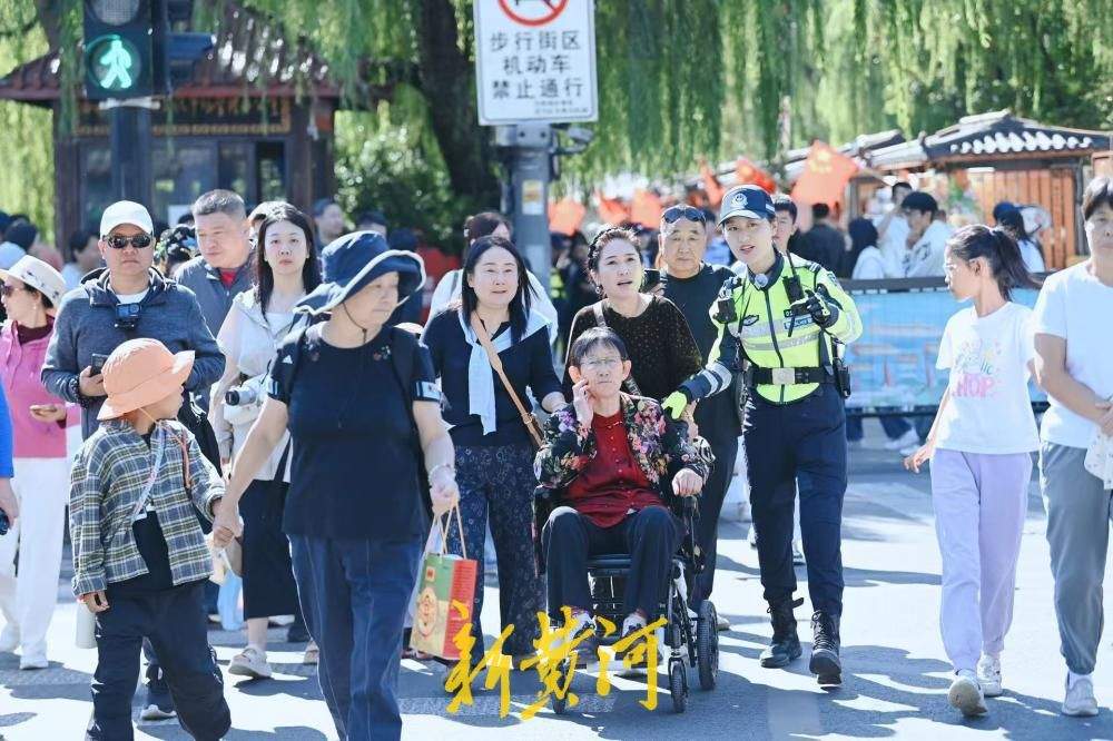 飒爽女警在岗护航，守护济南大明湖畔假日出行路