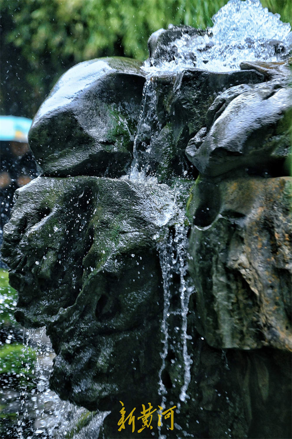 一年四季 泉在济南丨雨中“月牙飞瀑”势头更盛
