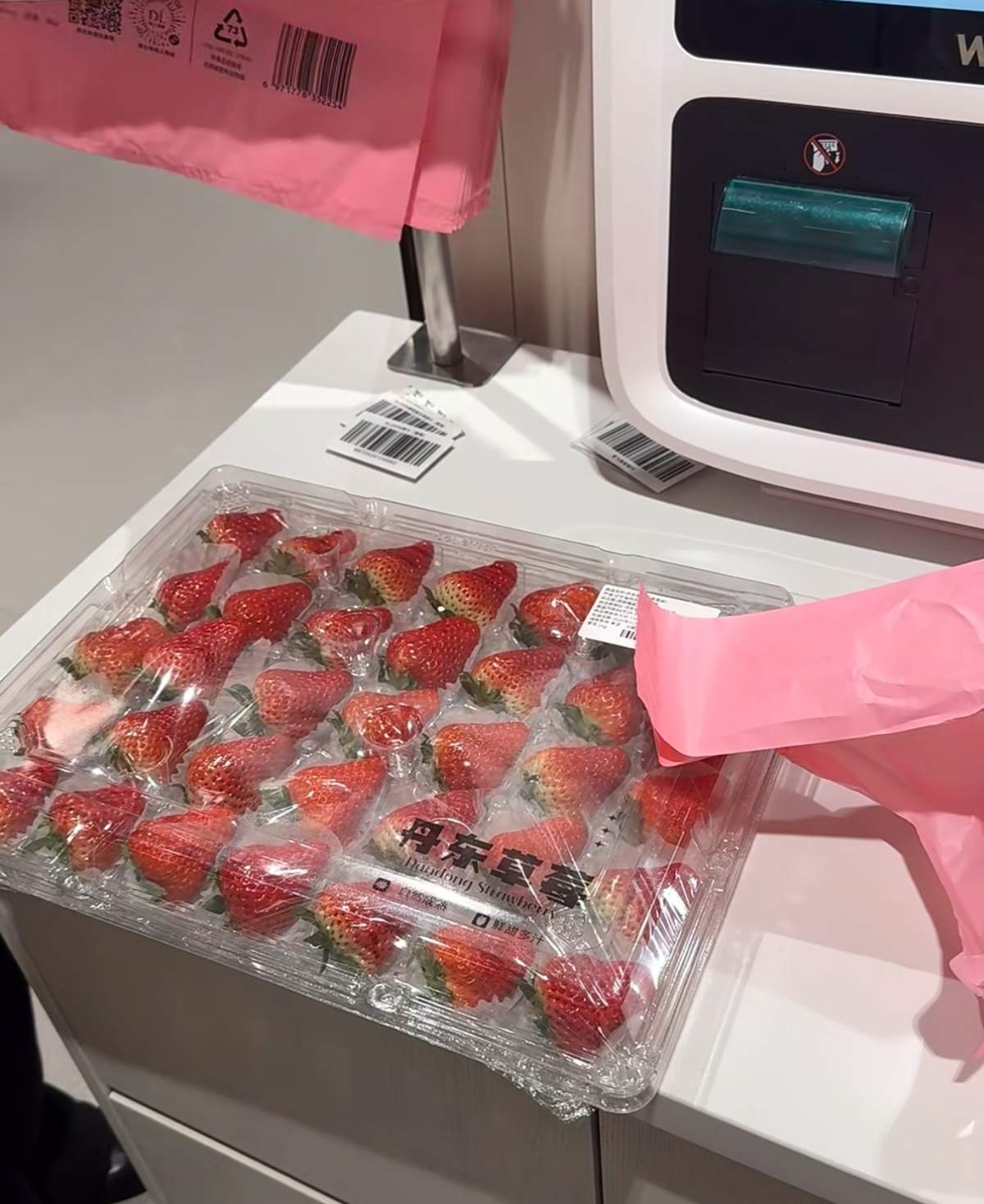 春节临近胖东来水果热销：200元榴莲开盒不饱满全退，买1箱车厘子附赠1盒防止坏果，不好吃可直接退款