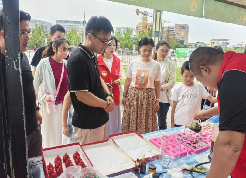 泉城反走私 你我齐参与！“七彩假期”泉城反走私志愿服务走进泉城广场