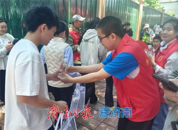暖心护考 志愿同行 泉城义工倾情护航2026年高考