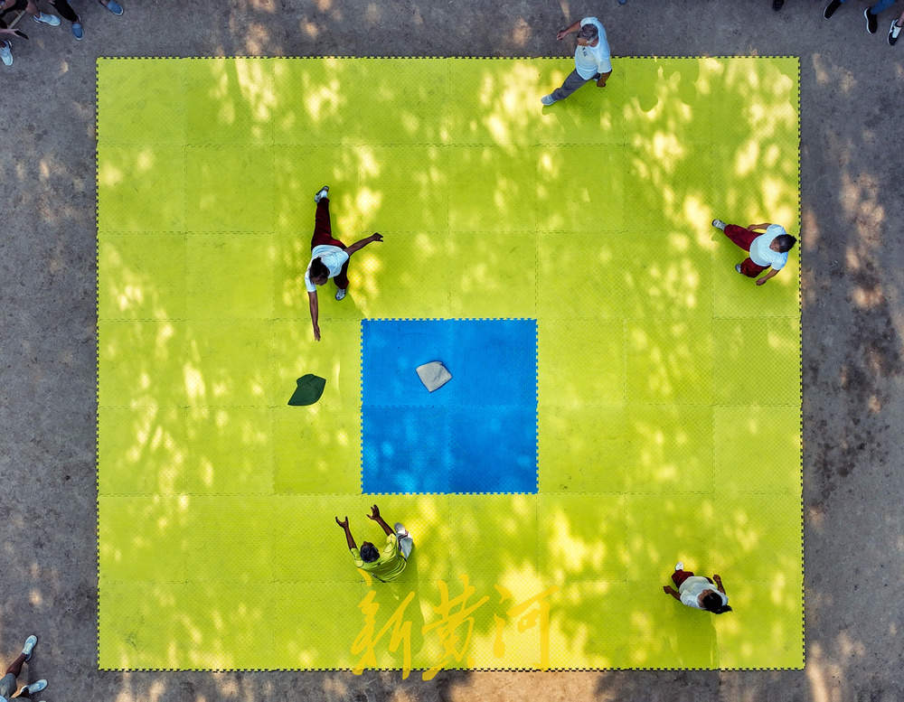 一“跤”高下，济南英雄山下再现摔跤名场面