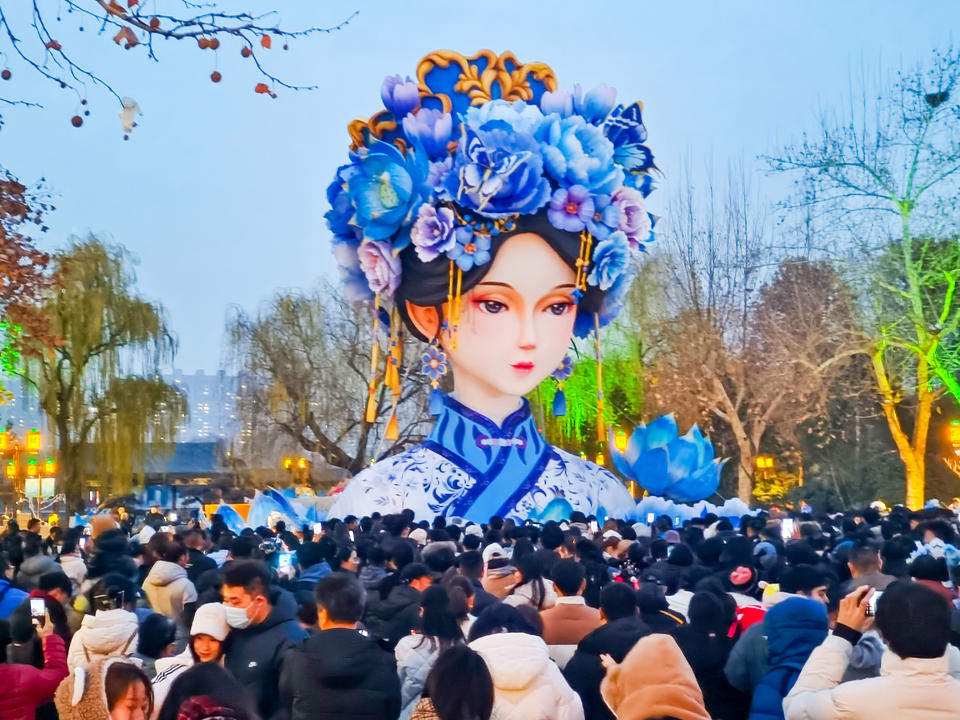 大明湖畔“夏雨荷”亮灯盛景，大批游客共赴美丽之约