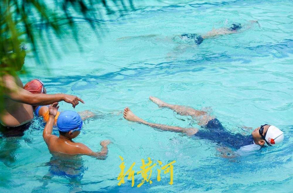 济南泉水浴场迎来客流高峰 市民畅享18℃天然清凉