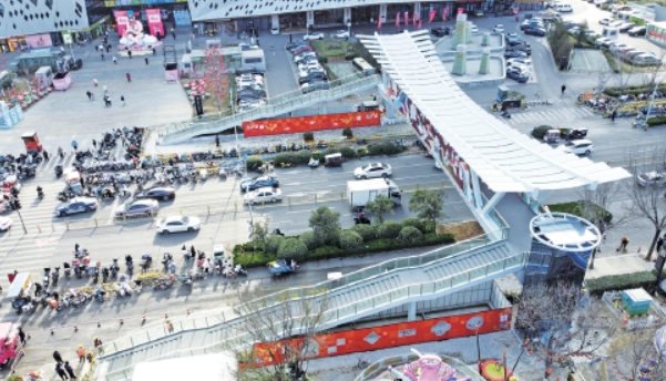 济南西部新地标兴福寺路“C”形人行天桥建成