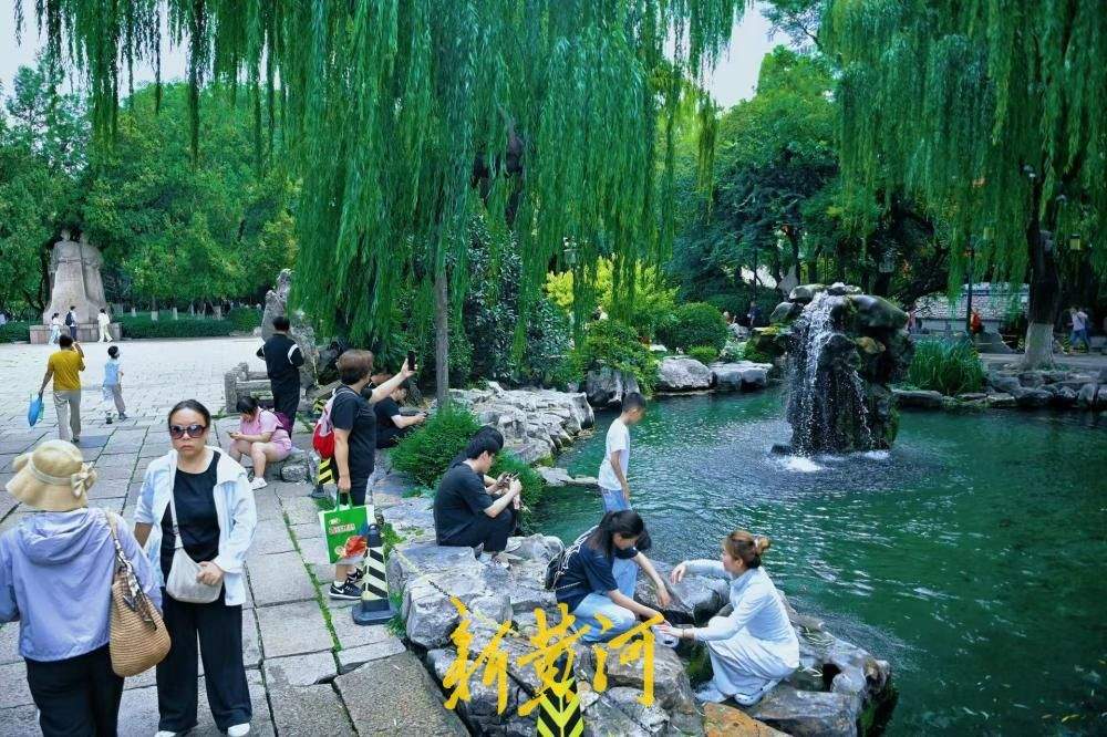 趵突泉、黑虎泉地下水位迎九连涨，月牙飞瀑满目清凉